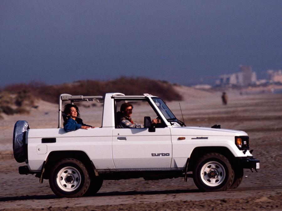  Toyota Land Cruiser 70 Canvas Top 1984 года  (фото 3 из 3)